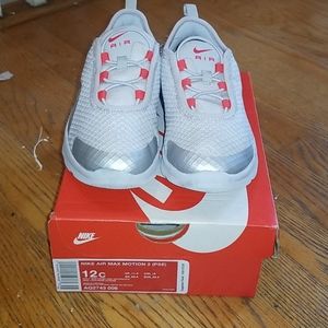 Nike Motion 2 sneakers